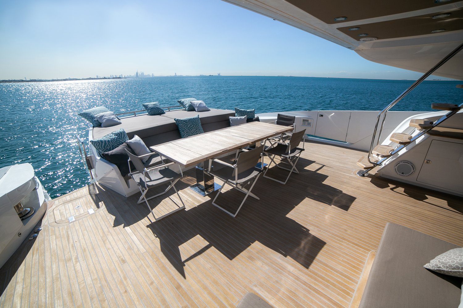 motor-yacht-dolce-vita-dubai-rent-16.jpg